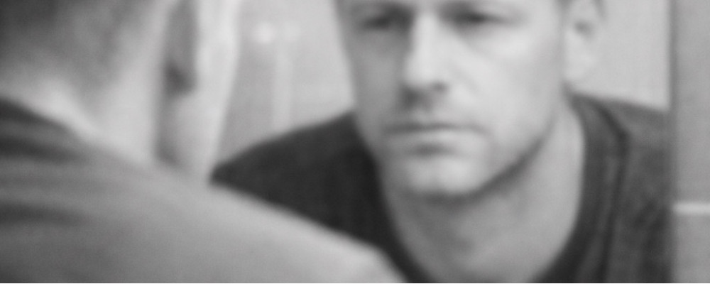 Jak stres i brak energii widać na twarzy mężczyzny