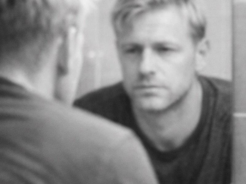 Jak stres i brak energii widać na twarzy mężczyzny