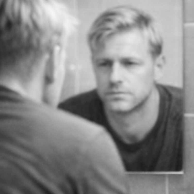 Jak stres i brak energii widać na twarzy mężczyzny